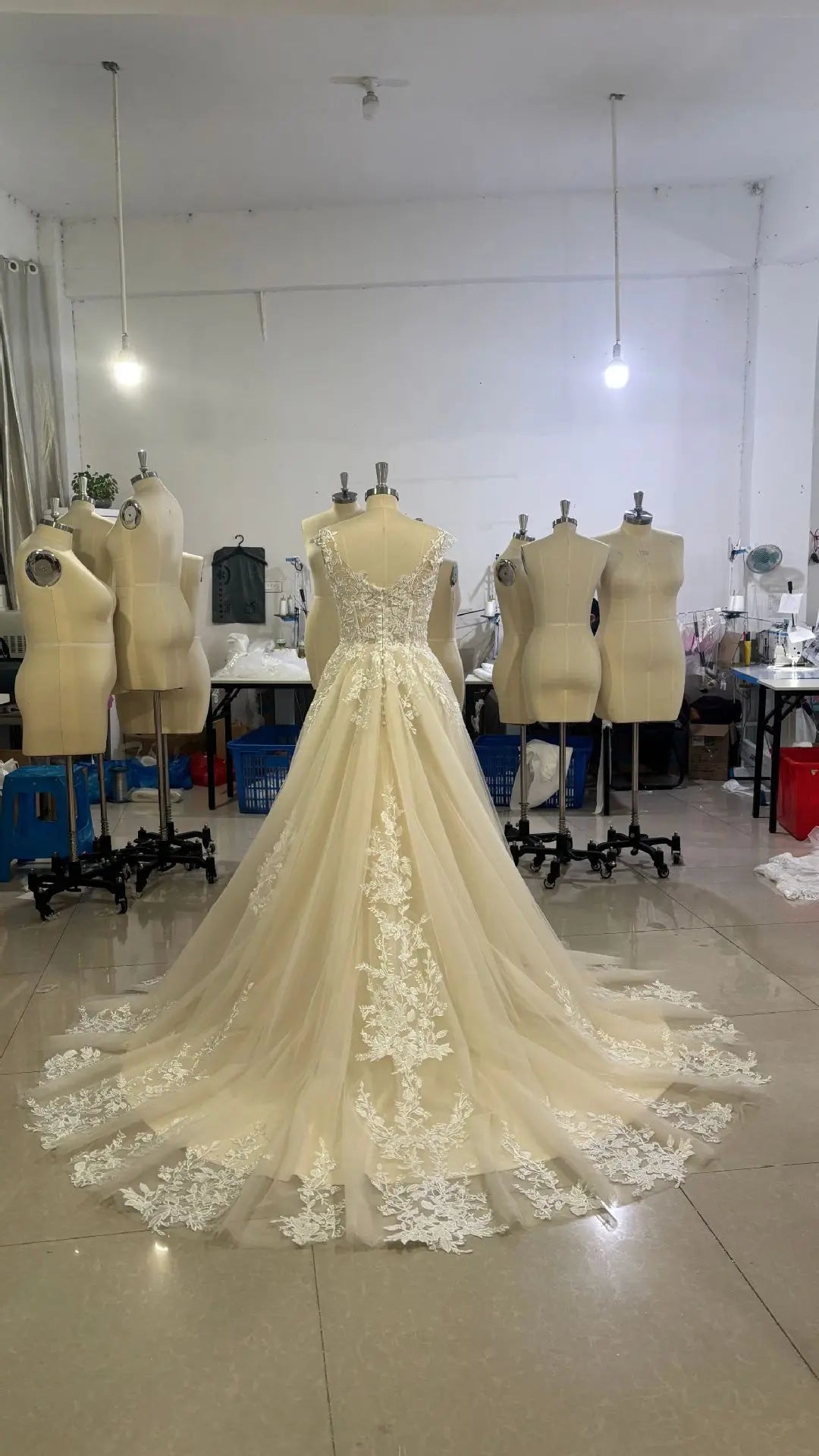 New Sexy V-Neck Wedding Dress Elegant Sleeveless Lace Appliques Bridal Dress